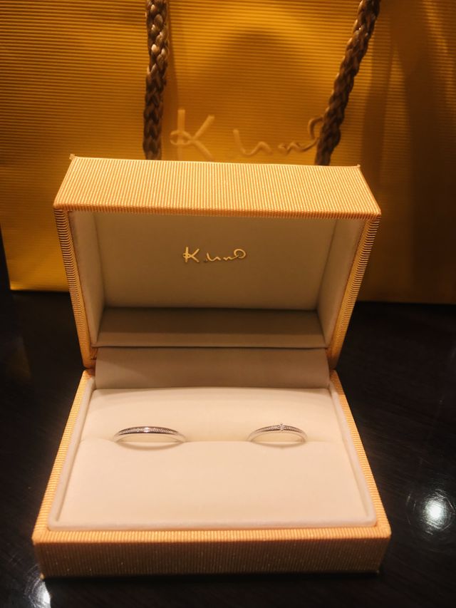 裏側には2人のイニシャルと似顔絵が入っています。