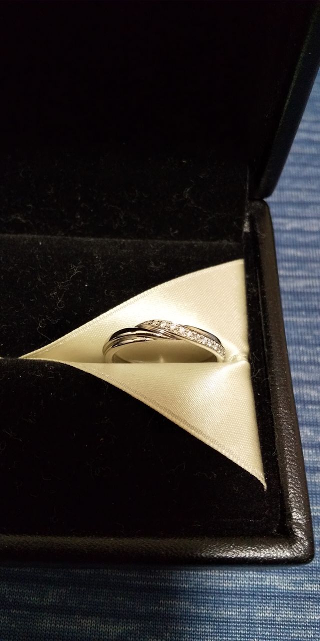 購入して付属の指輪入れにつけた状態の写真です