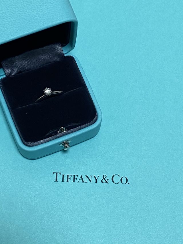 セッティングはダイヤが立体になっているので存在感があります。