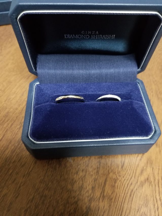 ペアのセットリングではなく、それぞれ、好みの形を選びました。