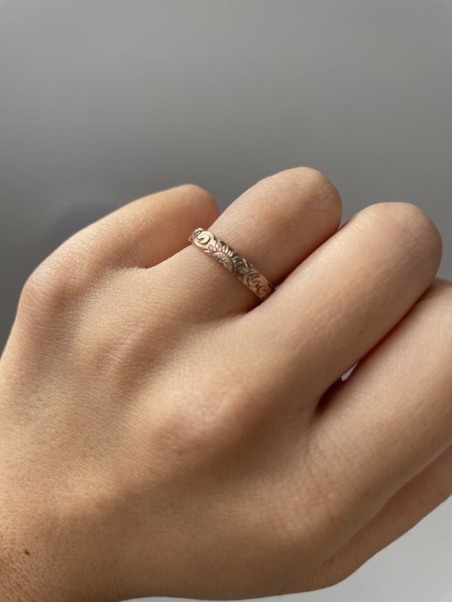 表は２つで１つになるひまわりのデザインです