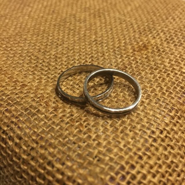 上のものが私の指輪、下のものが主人の指輪です。