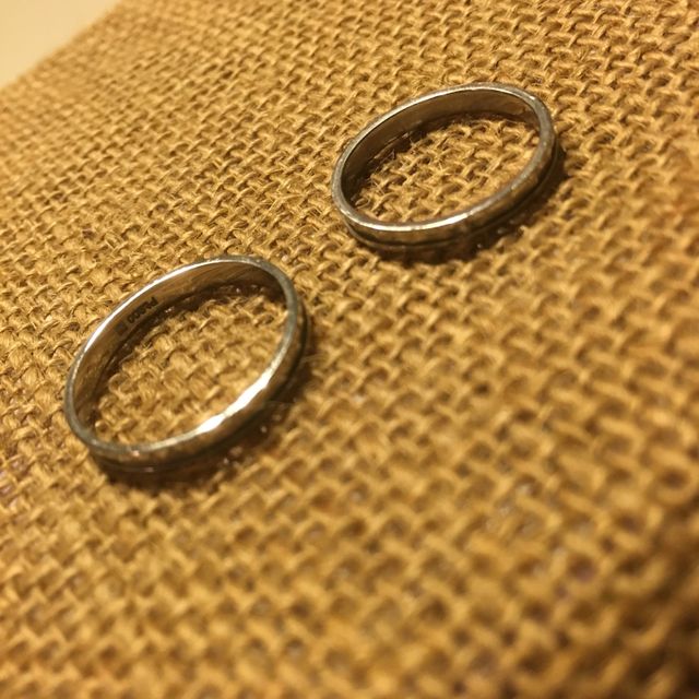 右のが私の指輪（10号）、左のが主人の指輪（15号）です。