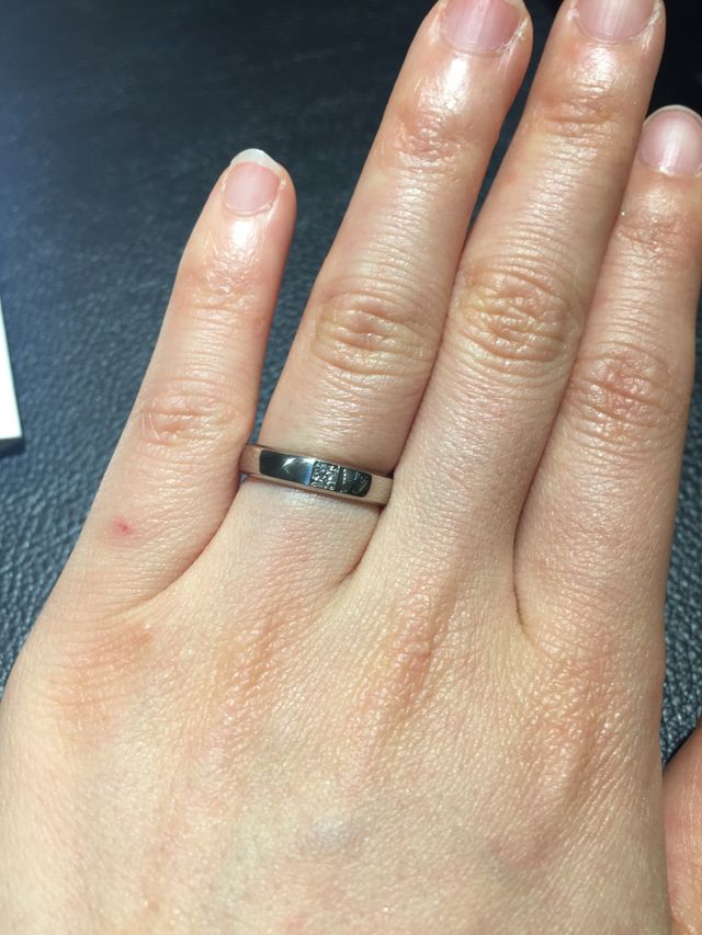 一粒ダイヤの輝くシンプルな指輪です。