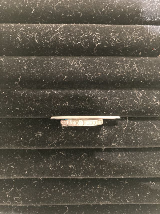 真ん中に大きめのダイヤをセッティングしたハーフエタニティ