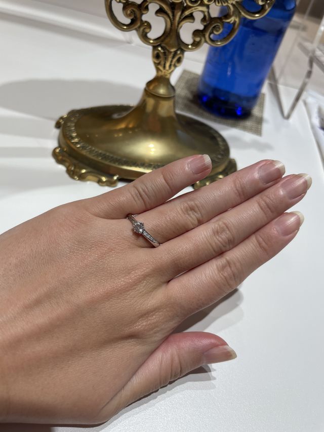 センターダイヤモンドの周りにメレダイヤが入っています。