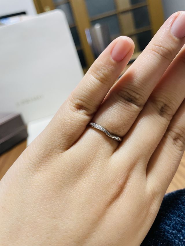 リングだけでも綺麗ですが、婚約指輪ともとてもフィットします
