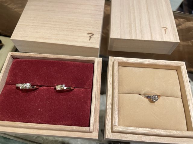 結婚指輪と婚約指輪が合わさるよう、オリジナルです