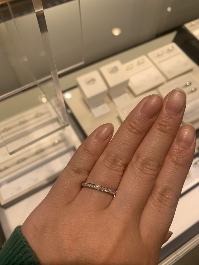 ダイヤがとても綺麗に輝いていて、指が細く長く見えた。