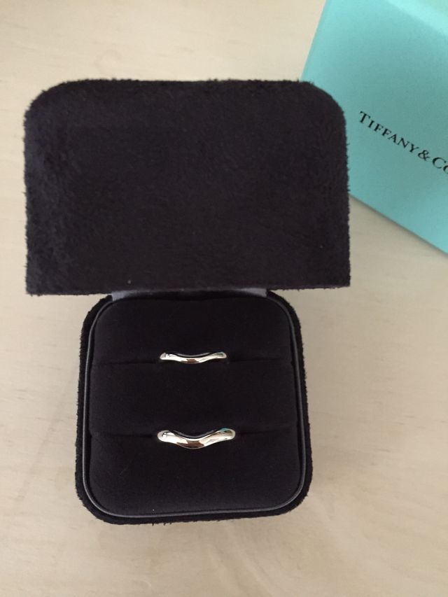 V字の緩やかなカーブのリング