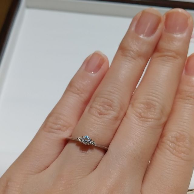 サイドにメレダイヤモンドがついている婚約指輪です。