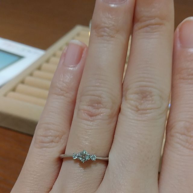 メレダイヤモンドが２つついている婚約指輪です。