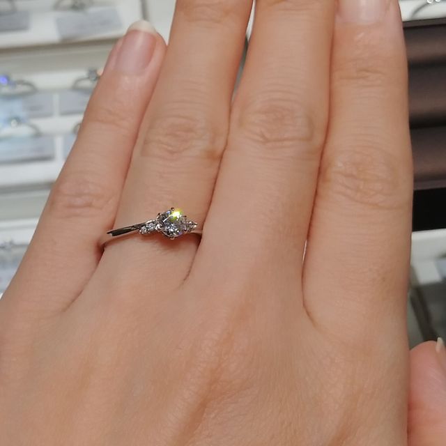 ウェーブタイプでメレダイヤモンドがついている婚約指輪です