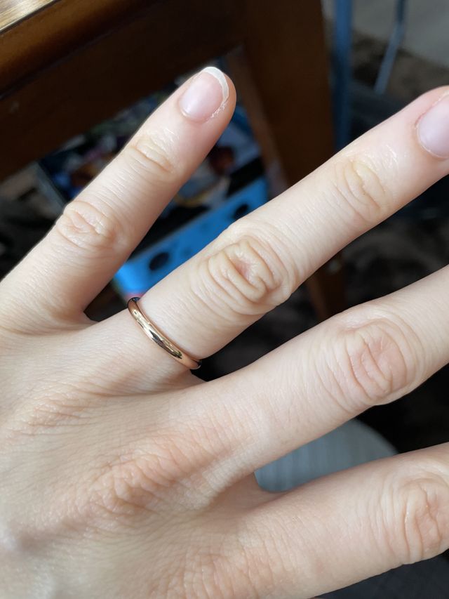 カラーはピンクゴールドで宝石を3つ付けました！