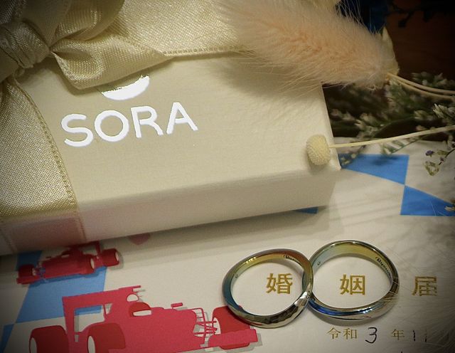 婚姻届を出す前に記念に指輪も添えて撮影しました。
