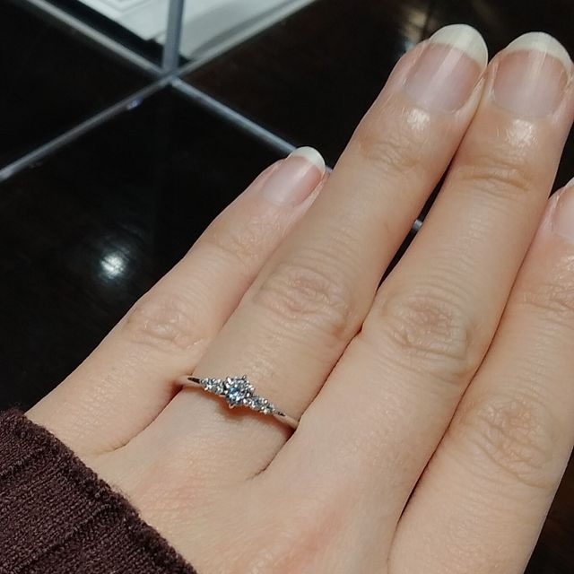 メレダイヤモンドがサイドに２つずつついている婚約指輪です