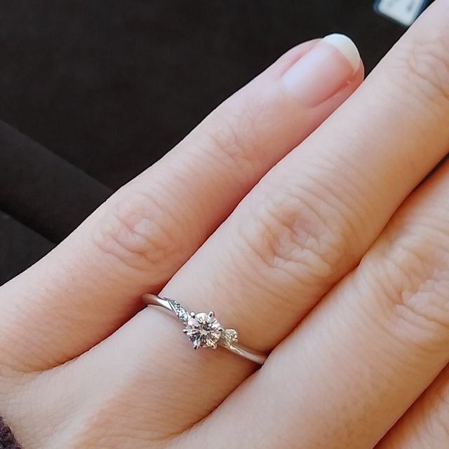 アシンメトリーデザインの細めな婚約指輪です