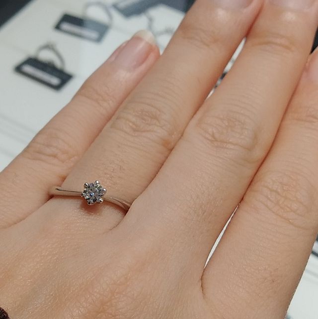 ダイヤモンド一粒のウェーブデザインの結婚指輪です