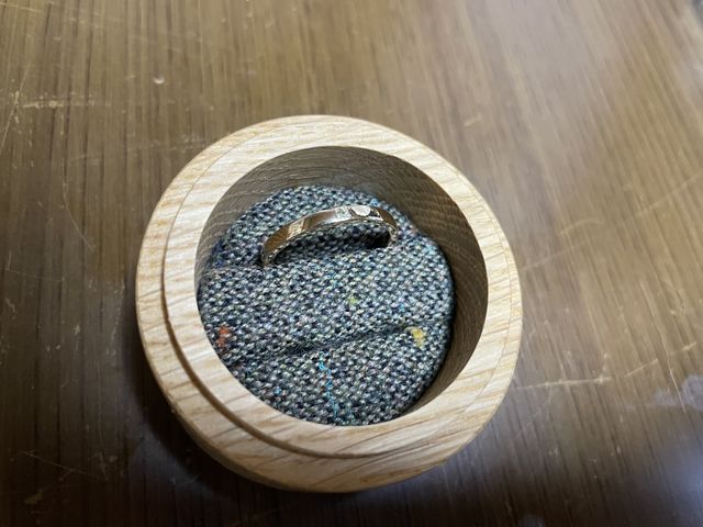 8月の誕生石が入った完成リングです。