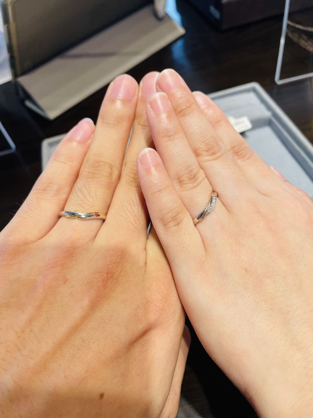 金とプラチナの二色構成かつウェーブがかった形の指輪です。