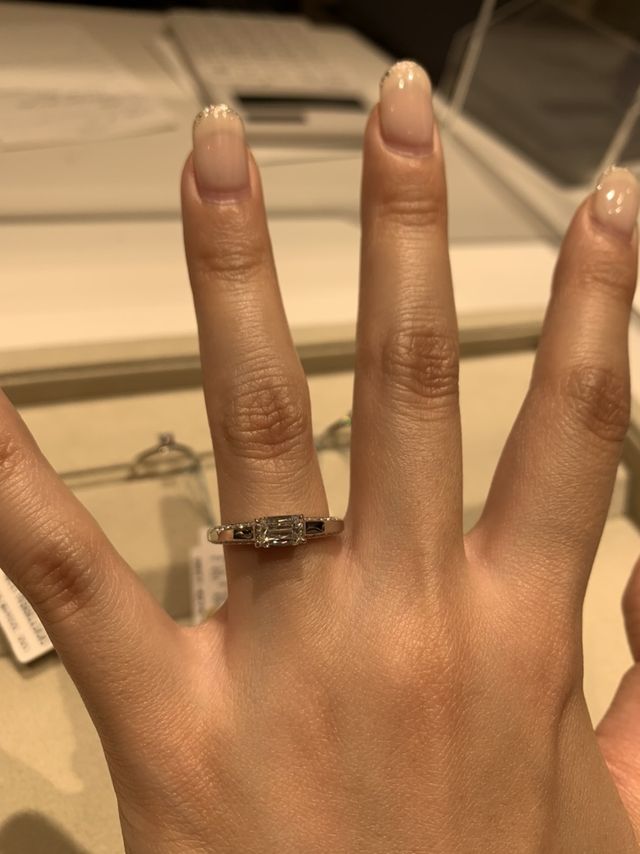 横型のエメラルドカットの婚約指輪です。