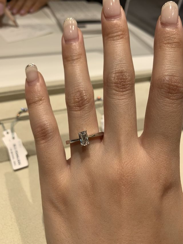 縦型のエメラルドカットの婚約指輪です。