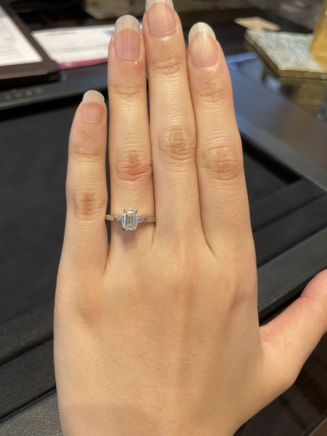 エメラルドカットのプロミスリングです。