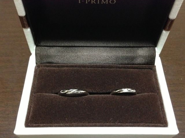 おしゃれで高級感のあるお箱に入った結婚指輪