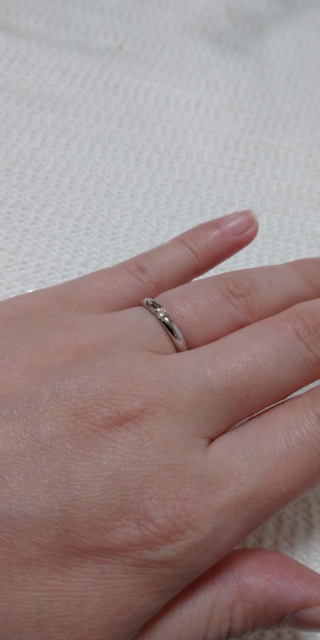 斜めから見てもキラキラとダイヤが輝きます。