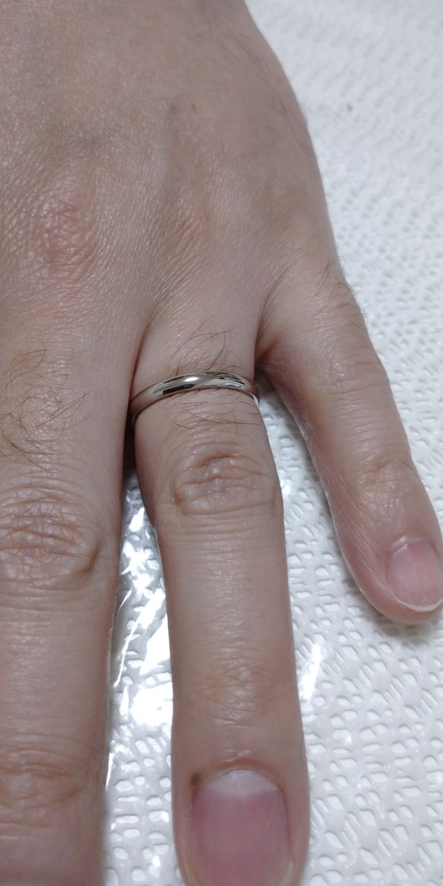 メンズのものは本当にシンプル。
ザ・結婚指輪という感じです。