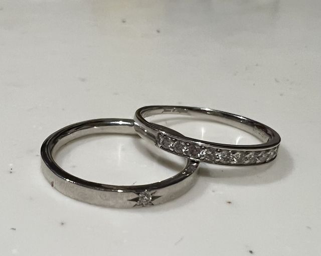 左が手作り結婚指輪、右がジュエリーショップで購入した婚約指輪