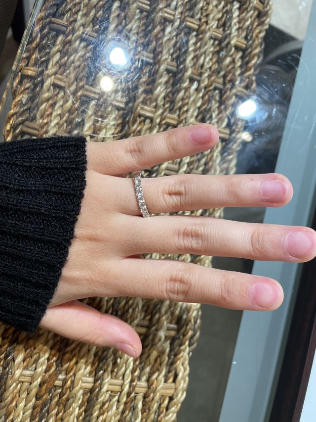 一粒ダイヤのものは派手なので
複数ダイヤのものを試着