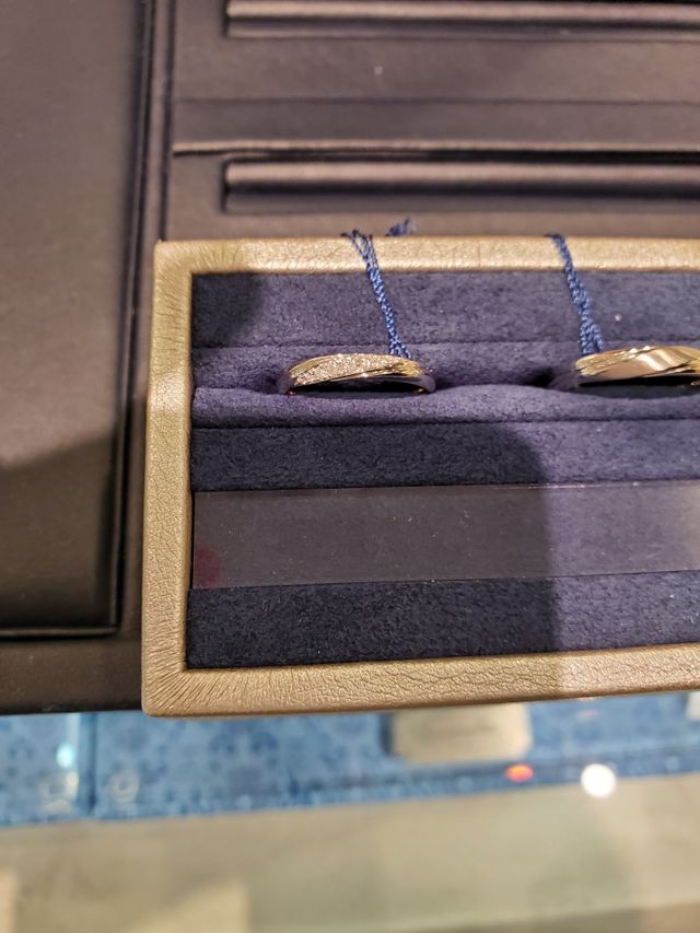 ストレートリングに、斜めにダイヤが入っているタイプです。