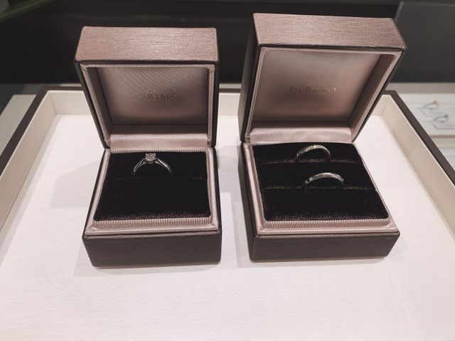 デザインとダイヤに徹底的にこだわって購入しました。