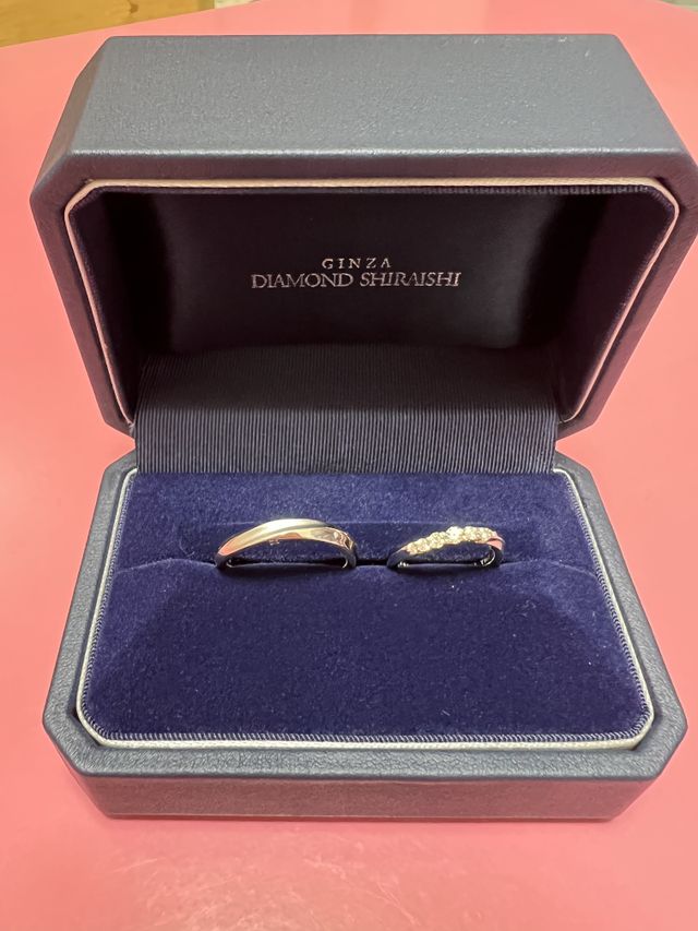 女性のものは、ダイヤが7つついています。