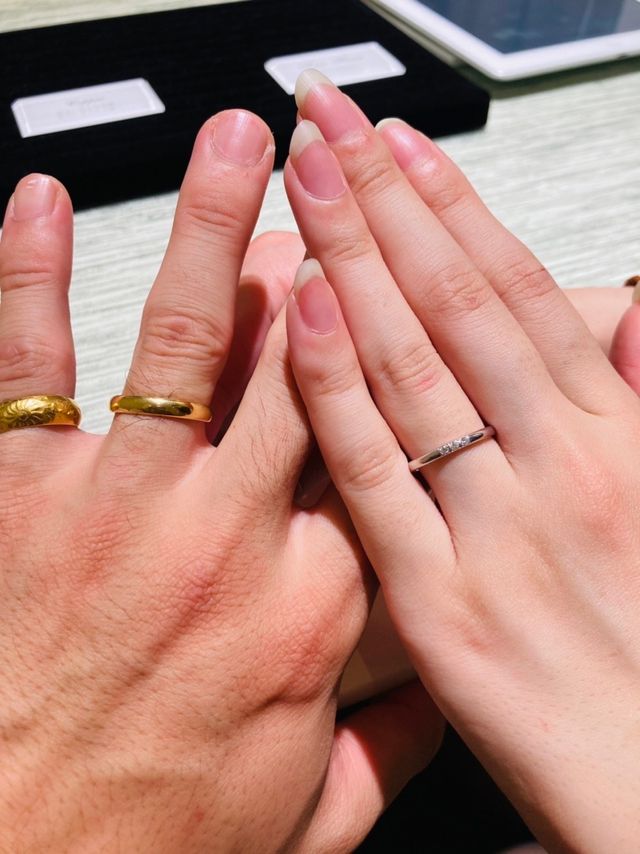 プラチナとゴールドのストレートタイプ。