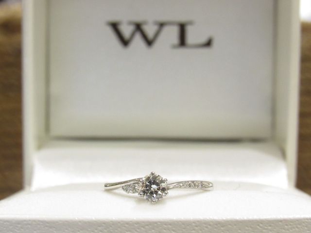 完成した婚約指輪です。とてもキラキラしています！！