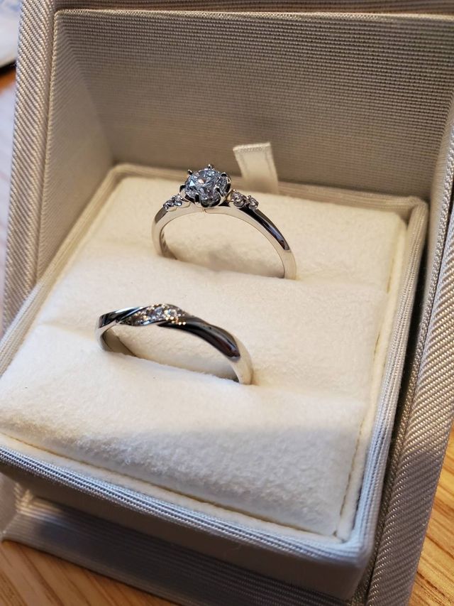 女性側の
結婚指輪と婚約指輪です