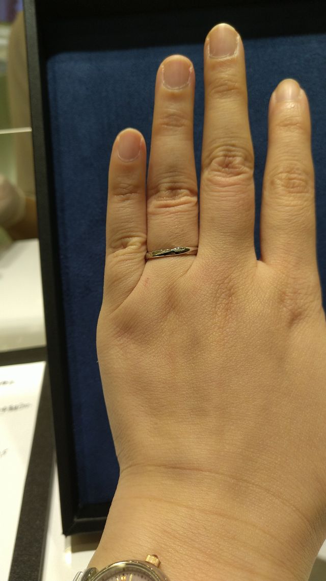 指輪試着の写真