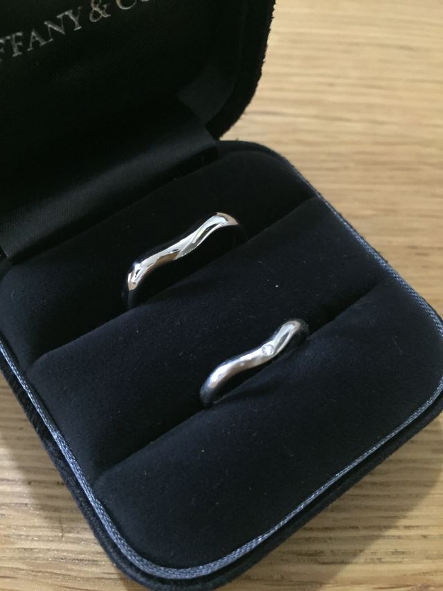 女性の方には中央にダイヤが入っています。