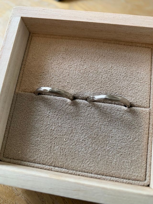 結婚指輪と箱(木製)の画像です