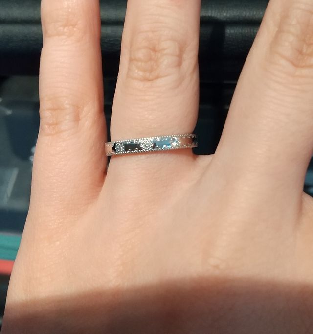 ミル打ちされた繊細で緻密なデザインのものです。とても可愛い！