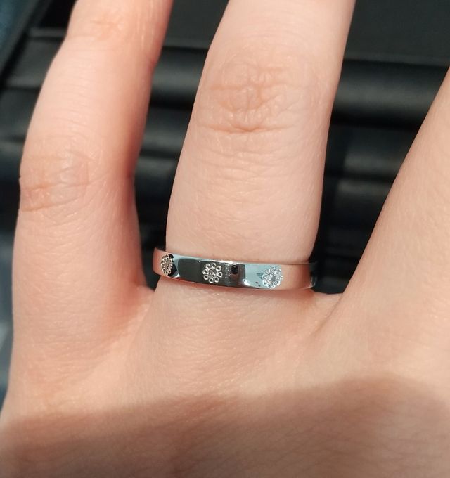 お花のようなミル打ちされたデザイン！
かわいいです～