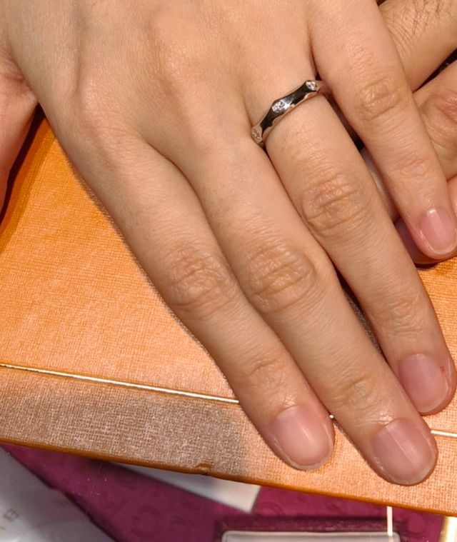 周りをぐるっとダイヤが囲っています。