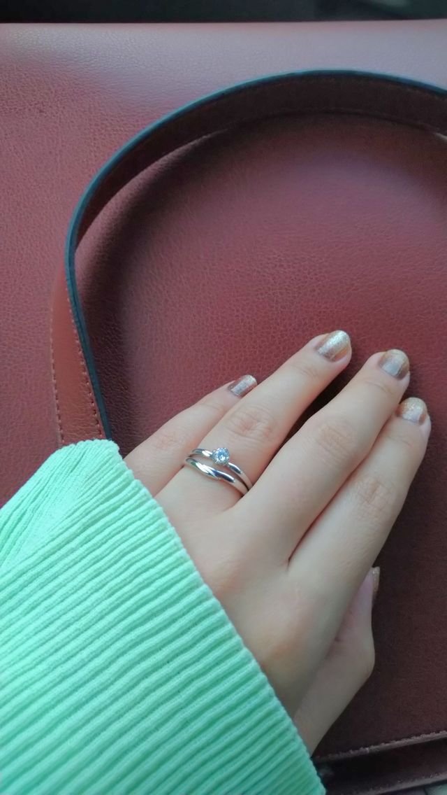 婚約指輪とセットしたときに合うようなデザインを選びました。