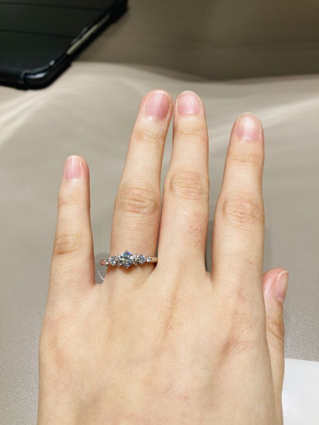 サイドダイヤの華やかなリング。