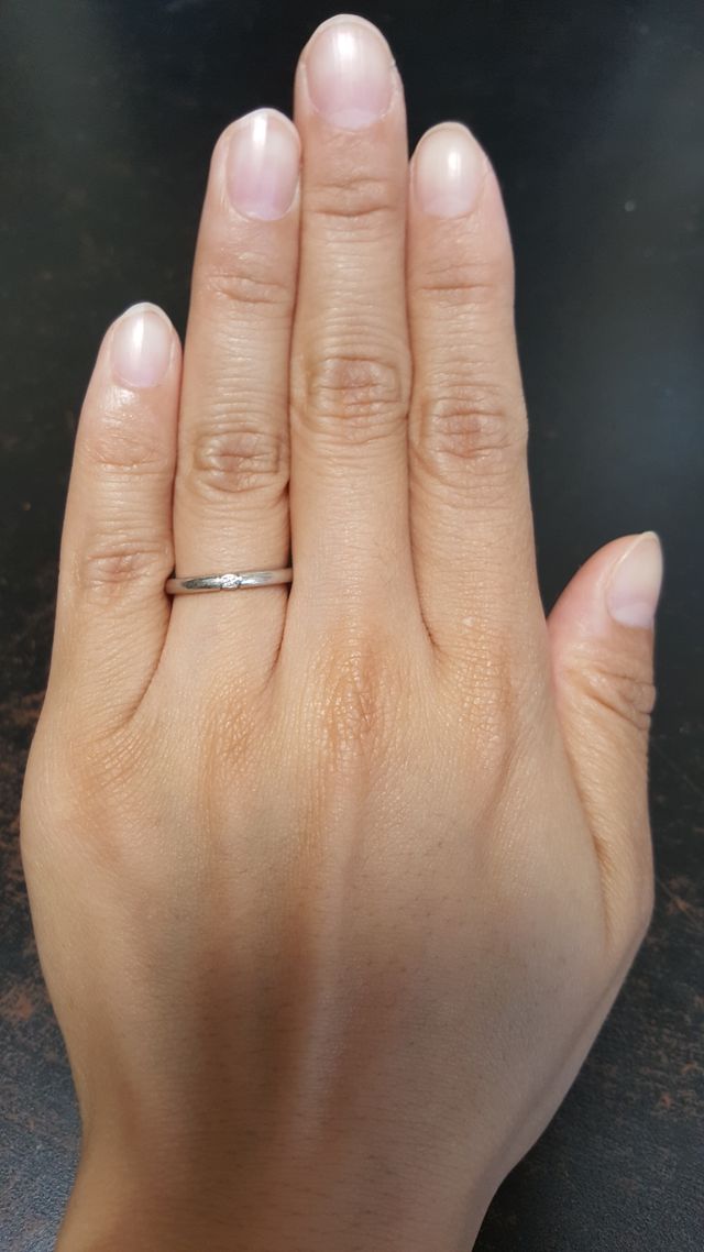 細めのストレートのリングに、真ん中にメレダイアモンド