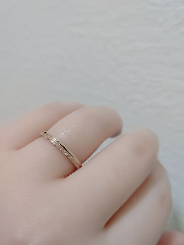 ゴールドピンクと、リング下側のキラキラとした加工が可愛い。