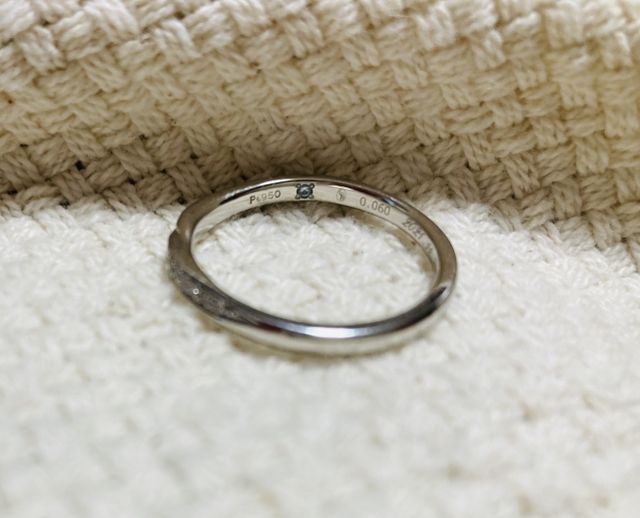 内側にストーンを入れました。綺麗なブルーです。可愛らいです。