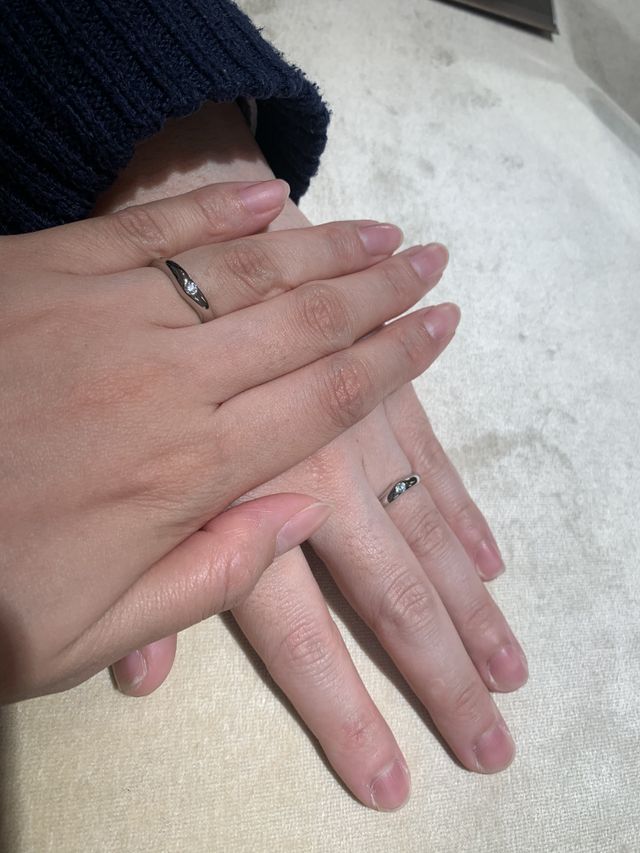 シンプルな一粒ダイヤの結婚指輪です。